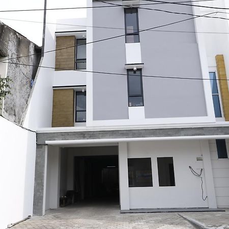 Reddoorz Plus Near Mall Pondok Indah Jakarta Bagian luar foto