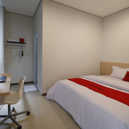 Reddoorz Plus Near Mall Pondok Indah Jakarta Bagian luar foto