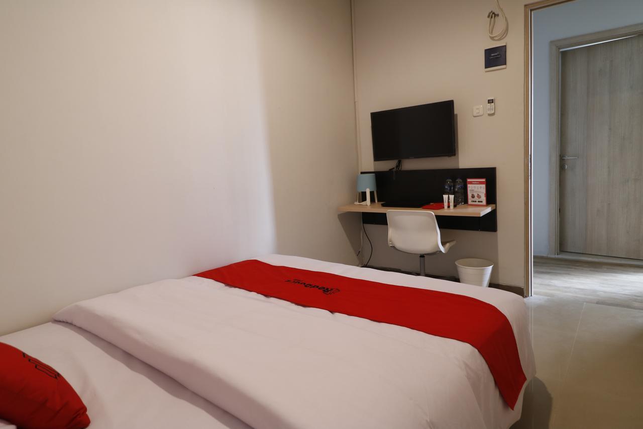 Reddoorz Plus Near Mall Pondok Indah Jakarta Bagian luar foto