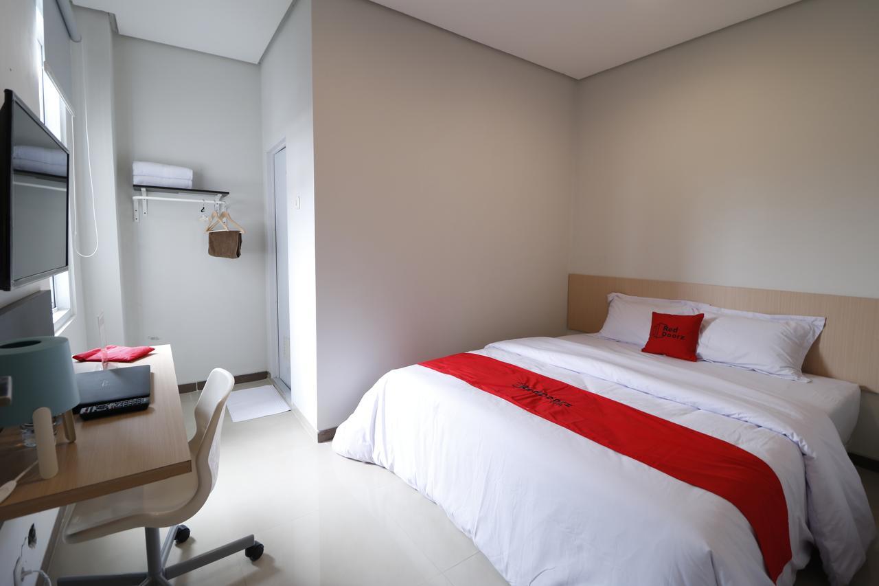 Reddoorz Plus Near Mall Pondok Indah Jakarta Bagian luar foto