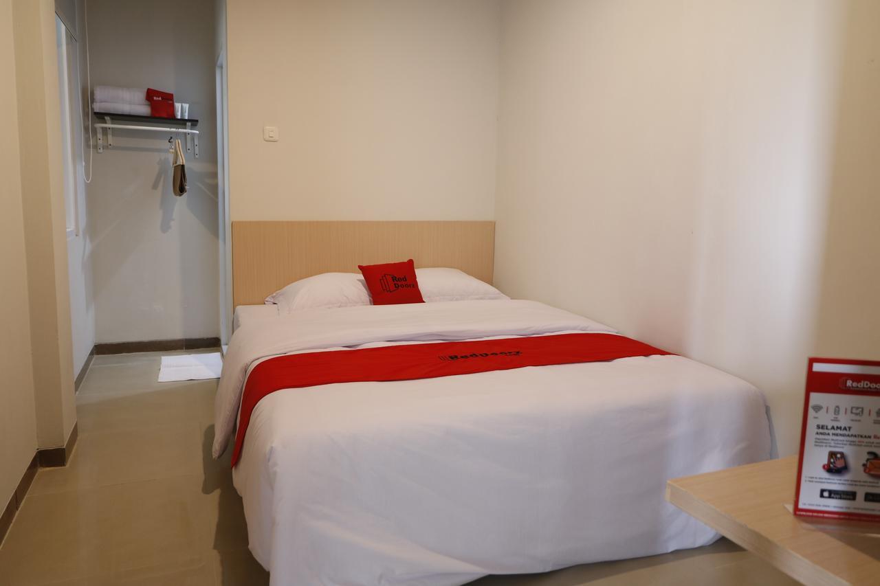 Reddoorz Plus Near Mall Pondok Indah Jakarta Bagian luar foto