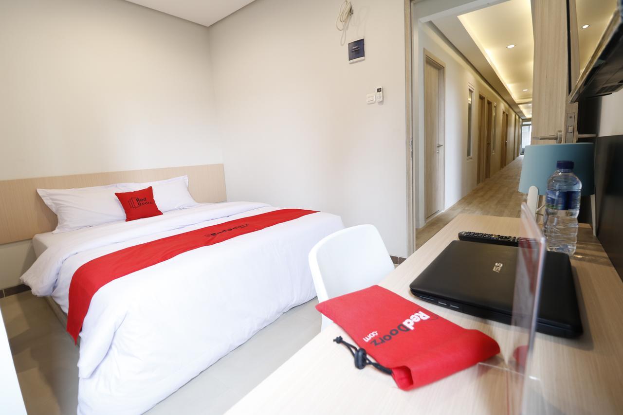 Reddoorz Plus Near Mall Pondok Indah Jakarta Bagian luar foto